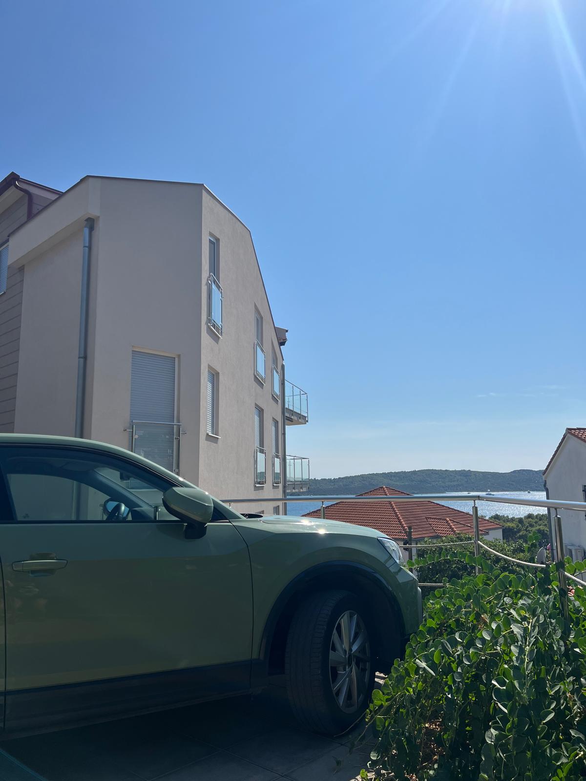 Wyjątkowy, niedawno odnowiony apartament na parterze z widokiem na morze